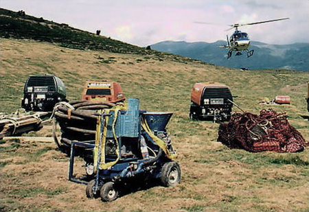Materiales y equipos completos listos para ser trasladados por helicoptero