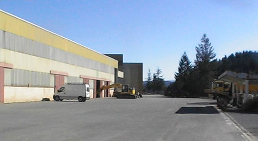  113-m long, 15-m wide workshop, equipped with 2 5-ton overhad cranes. 5 ha are asphalt-covered for parking machinery