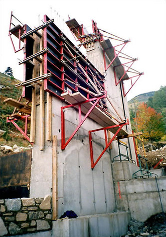 Hand-carriable shuttered concrete boxes