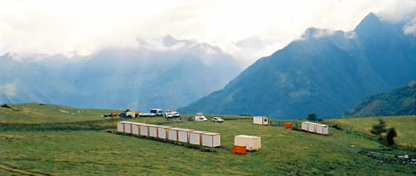 Campamento de obra completo y autonomo en zona montañosa