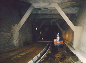 confortement des pieds droits et reprise des poutres, canalisation et séparation des eaux. Mise en place du béton de radier