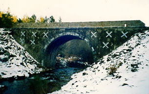 Consolidacion de puente con abrazaderas, rejuntado y parapeto