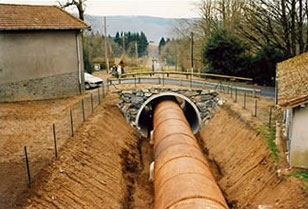 Contruction of a vaulted structure over high-pressure pipe