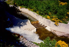  Contruccion de una pesqueria rio arriba de un embalse antes del dren