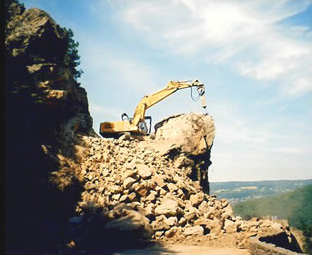 Rock being cut out after pre-cutting, 954 HD carrier, 4,5-ton HRB