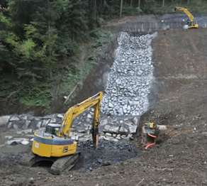 Demolicion de rocas para estanque de disipacion BRH 2,5 toneladas