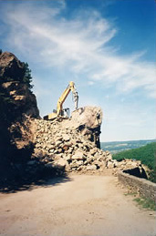 Rock-breaking works with 4,5-ton hydraulic rock-breaker