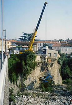 Craning of spider excavator at bottom of wall