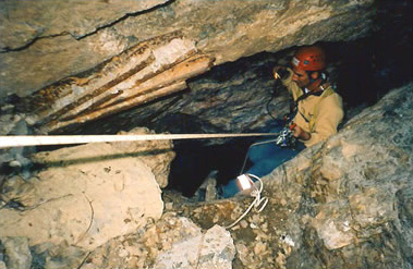 Inspeccionando la limpieza de un pozo de mina