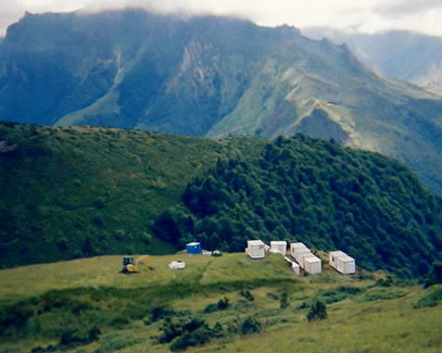 Instalacion de un campamento base en zona montañosa