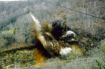 Blasting of a 2800 m3-unstable mass on route des Aldudes in the Basque Country