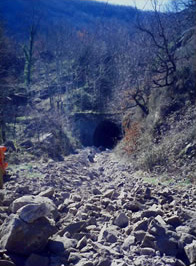 Voladuras en trinchera incluso en el tunel para instalar una vaina y un cable EDF 