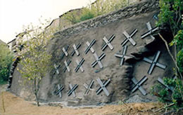 Muros clavados con cruces de San Andrés