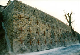 Murs cloués par croix de Saint André