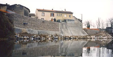 Gabion structure over a nailed wall