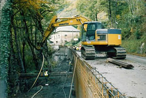 Muro berlinés clavado carretera abajo - Clavos autoperforantes con inyeccion instantanea - Col d'Ornon (Alpes - 38). Orugas dotodas de patines de goma