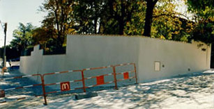 Coated berlinese wall with coping and fence.