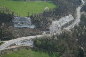 nailed walls with anchored beam, riprap and wire netting 