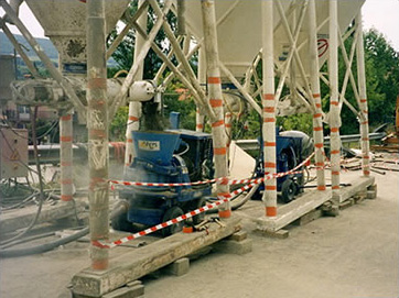 Projeteuses à béton par voie sèche disposées sous silos