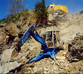 Purga y excavaciones al pie de un acantilado de poca altura.