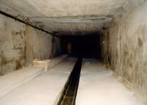 Separation of wastewater and rainwater, repairs to the lock wall and the tunnel ceiling. Construction of a concrete base