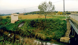 Estacion comprensiva de control de calidad y de flujo con local técnico. Estacion en la ribera del rio, escalera de acceso