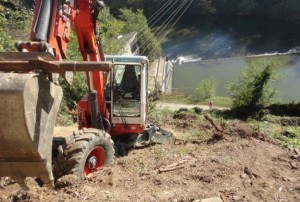 Il devenait indispensable et urgent de conforter ces parois en raison des risques de chutes de blocs, de glissements et d'effondrements.