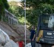 7 personnes de l'entreprise MTPS de Noailhac travaillent depuis début juillet pour réhabiliter l'ancien chemin de halage, au pied du mur d'arcades, entre les anciens abattoirs et la Berbie / Photo DDM Marie-Pierre Volle