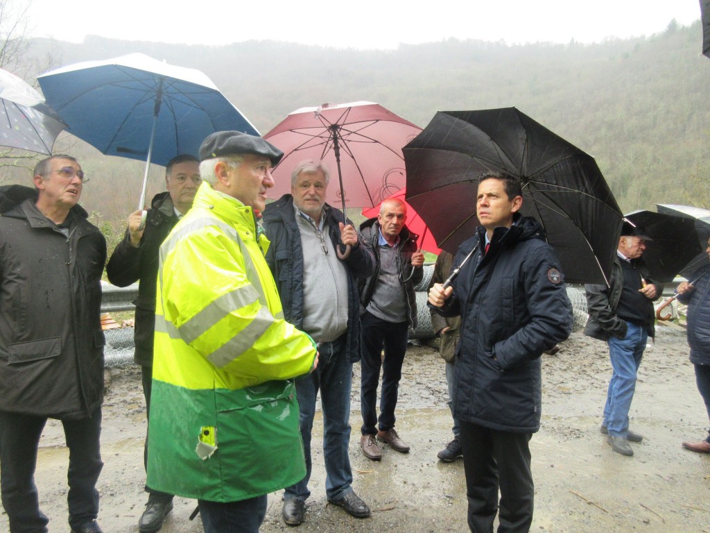 Le président du conseil départemental Christophe Ramon et le président de la communauté des communes Jean-Marie Fabre écoutent les explications techniques de Philippe Carayol sur le chantier de la D55